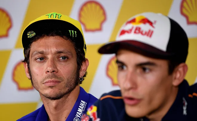 Valentino Rossi (levo) in Marc Marquez sta velika tekmeca na stezi in zunaj nje, kjer pa je Italijanova slava še nedotakljiva.  FOTO: AFP