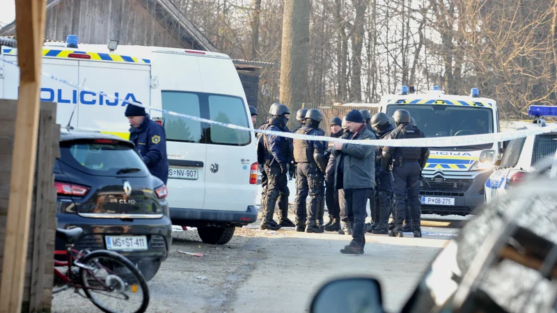 Fotografija: Policijske intervencije v romskih naseljih so pogoste, vendar kršitelji pogosto ne nosijo nikakršne materialne odgovornosti. FOTO: Jože Pojbič/Delo