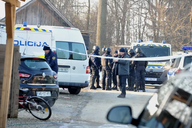 Policijske intervencije v romskih naseljih so pogoste, vendar kršitelji pogosto ne nosijo nikakršne materialne odgovornosti. FOTO: Jože Pojbič/Delo
