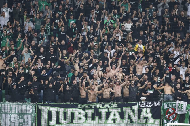 Veliki ligaški nogometni derbi med Olimpijo in Mariborom bo 28. t. m. v Stožicah in si ga bo lahko ogledalo vsaj 500 navijačev. FOTO: Leon Vidic/Delo