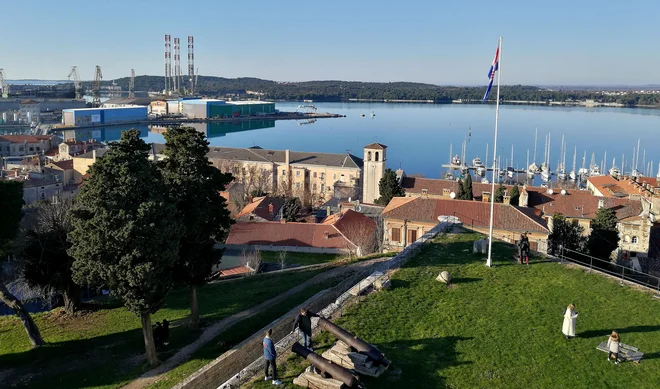 Za pot na Hrvaško prej izpolnite obrazec na spletu, da ne boste stali na meji. FOTO: Blaž Samec