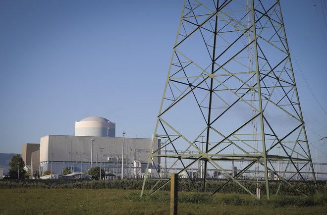 Raziskovalci so tudi za to, da države ohranijo delujoče jedrske elektrarne. FOTO: Jože Suhadolnik/Delo