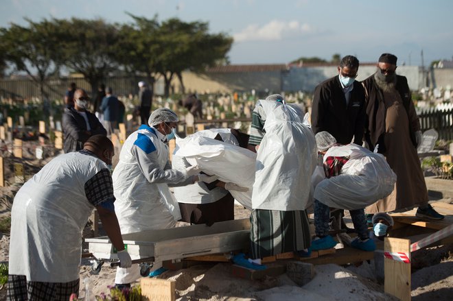 V Afriki je novo žarišče pandemije covida-19. FOTO: Rodger Bosch/AFP