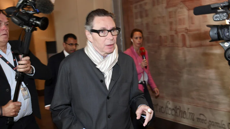 Fotografija: Jean-Claude Arnault, zaradi katerega letos ni bila podeljena Nobelova nagrada za književnost, na sodišču v Stockholmu, kjer je bil za posilstvo obsojen na dve leti zapora. FOTO: AP/Fredrik Sandbergedrik