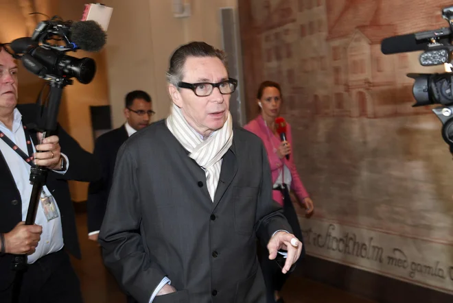 Jean-Claude Arnault, zaradi katerega letos ni bila podeljena Nobelova nagrada za književnost, na sodišču v Stockholmu, kjer je bil za posilstvo obsojen na dve leti zapora. FOTO: AP/Fredrik Sandbergedrik&nbsp;