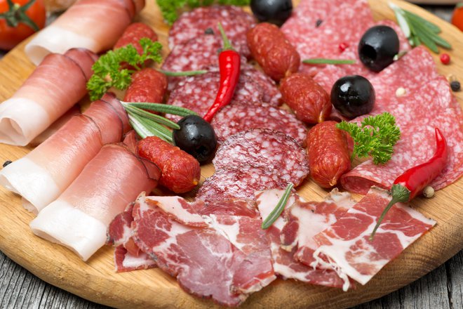 Po raziskavi sodeč se je smiselno izogibati predpakiranim mesnim izdelkom. Foto Shutterstock