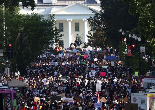 Gnevu proti policijskemu nasilju, zaradi katerega je umrl George Floyd, se v domači Beli hiši seveda ne more izogniti niti Donald Trump. Foto AFP