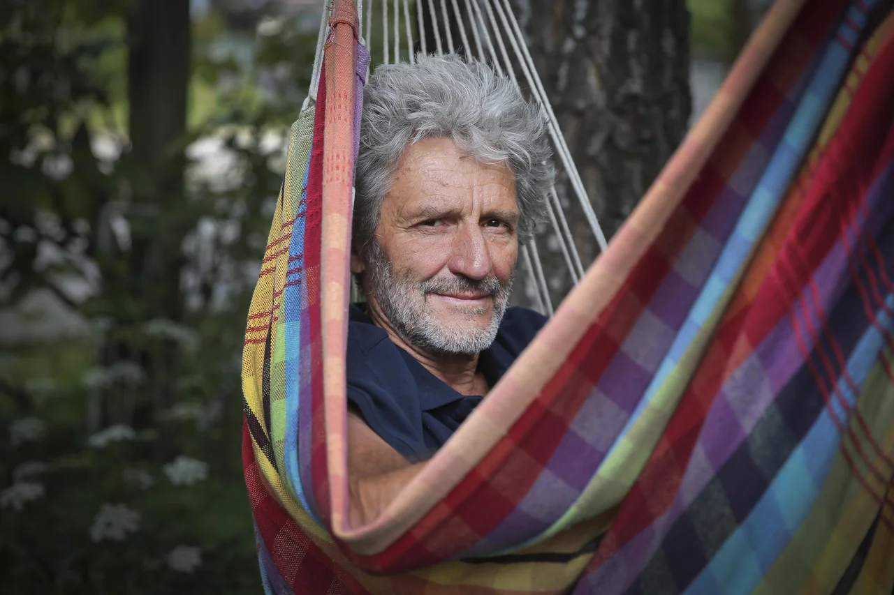 Fotografija: Doma najbolj uživa ravno zdaj junija, ko se dnevi počasi daljšajo in ga zjutraj zbuja ptičje petje. FOTO: Jože Suhadolnik