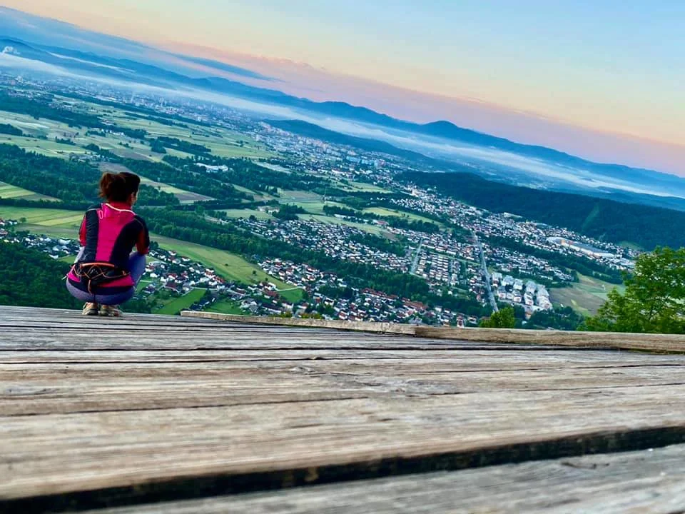 Fotografija: Na balkonu. FOTO: Betka Šuhel Mikolič