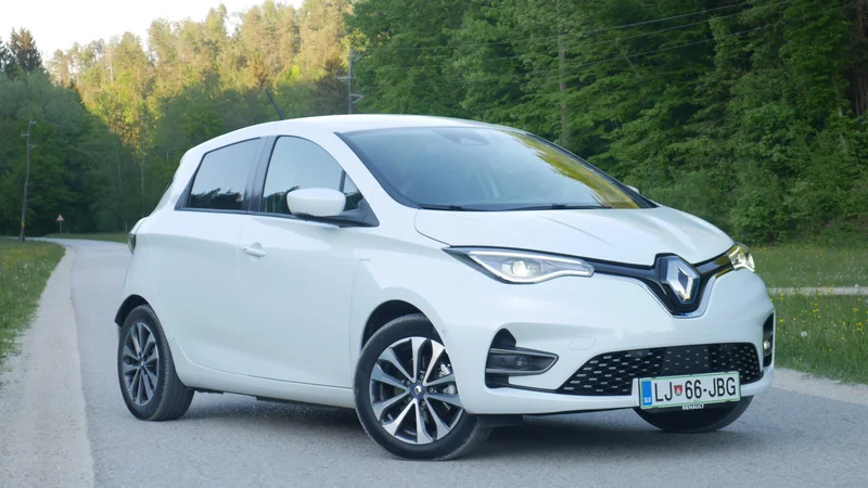 Fotografija: Renault zoe v novi generaciji ni bistveno spremenil zunanje podobe, pohvalno pa so mu zdaj vgradili sodobne LED-žaromete. FOTO: Boštjan Okorn