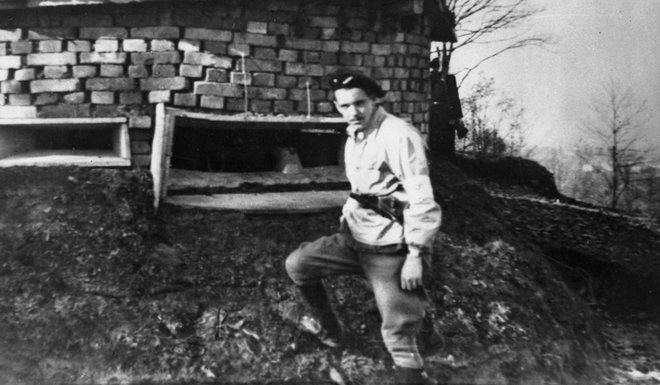 Gabrijel Capuder, prvi poveljnik vaške straže v Bizoviku, pred bunkerjem na Urhu. Januarja 1943 so ga zaradi nasilništva in ropanja Italijani sami izključili iz MVAC. Foto hrani Muzej novejše zgodovine Slovenije
