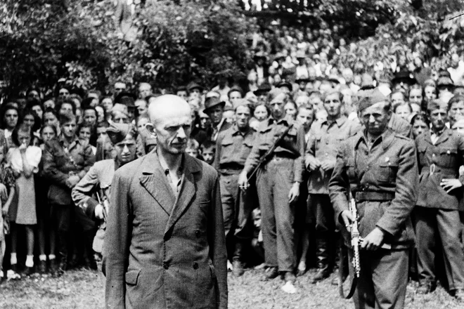 Prvo javno zaslišanje na Sv. Urhu 9. julija 1945. Obtoženec Alojz Svetek je bil obsojen na smrt z obešenjem. Foto Rudi Vavpotič, hrani Muzej novejše zgodovine Slovenije