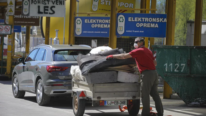 Fotografija: V Voki Snagi prosijo občane, naj odpadke razvrstijo že doma. FOTO: Jože Suhadolnik/Delo