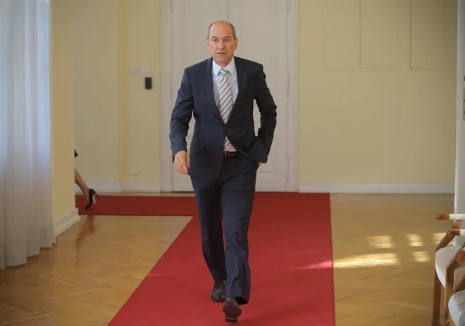 Zdravka Počivalška je koalicija zaščitila, vajo bodo poslanci ponovili konec poletja na interpelaciji proti ministru Alešu Hojsu. Z njo pa žugajo tudi ministru Mateju Toninu. FOTO: Jože Suhadolnik/Delo&nbsp;