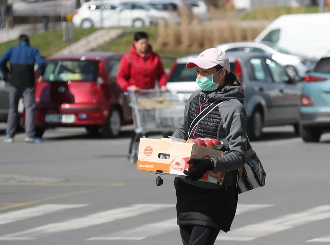 Vlada je na začetku epidemije z odlokom ob nedeljah zaprla trgovine, te pa kljub preklicu epidemije in sproščanju ukrepov ostajajo zaprte. FOTO: Dejan Javornik/Slovenske novice