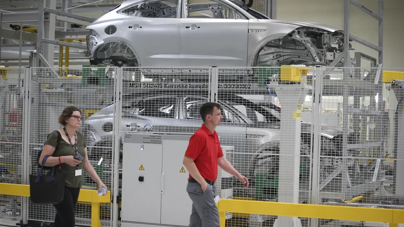 Fotografija: Evropska industrija je aprila imela zelo slab mesec zaradi posledic epidemije. FOTO: Jože Suhadolnik/Delo