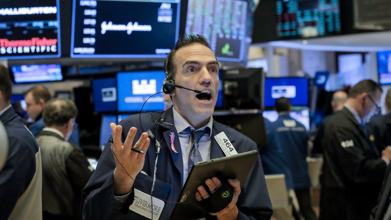 Fotografija: Traders work on the floor of the New York Stock Exchange (NYSE) in New York, U.S., March 20, 2020. REUTERS/Lucas Jackson - HP1EG3K13DCL3