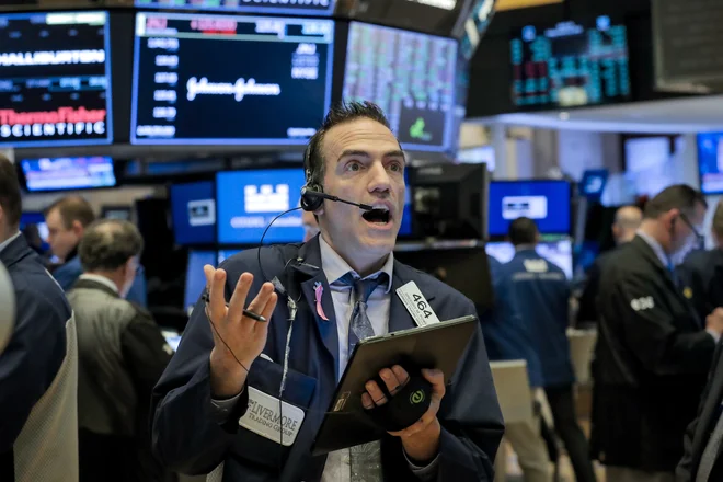 Traders work on the floor of the New York Stock Exchange (NYSE) in New York, U.S., March 20, 2020. REUTERS/Lucas Jackson - HP1EG3K13DCL3