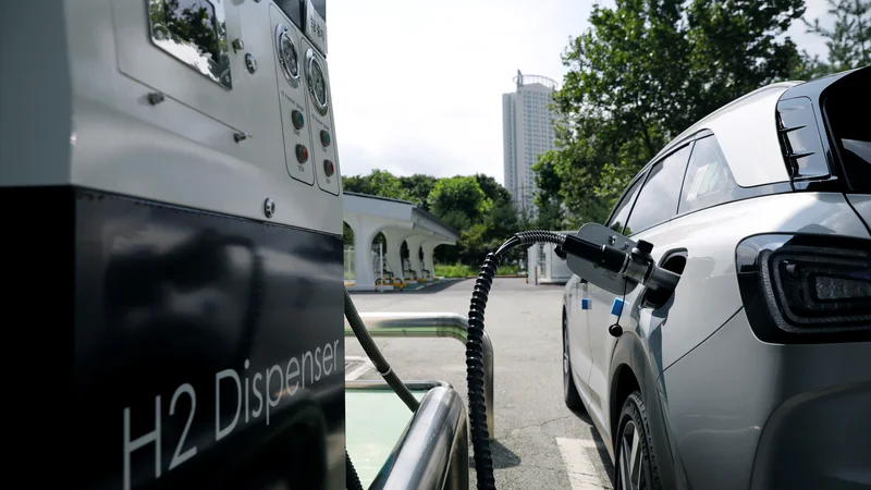 Fotografija: S cinkovimi oksidi v elektrolizi iz ogljikovega dioksida dobijo ogljikov monoksid in vodik, ki je tudi gorivo. FOTO: Kim Hong Ji/Reuters