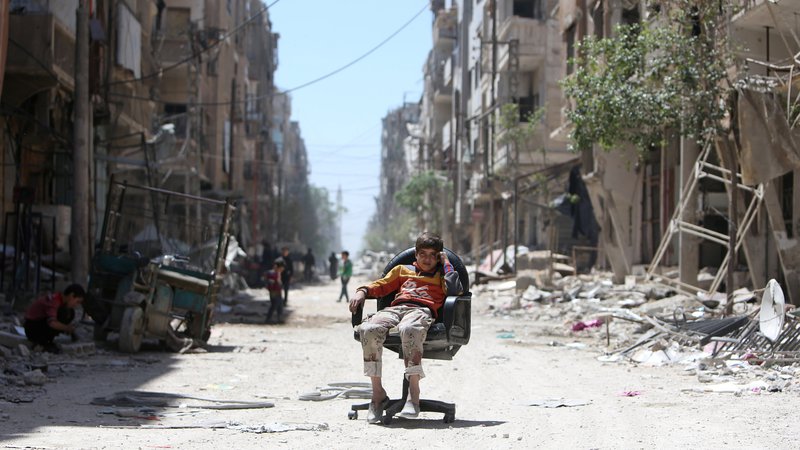 Fotografija: Sirski vsakdanjik v mestu Douma na obrobju Damaska.
FOTO: Reuters
