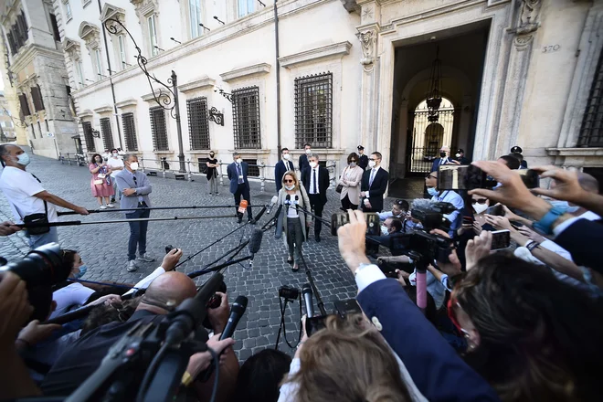 Tožilka Maria Cristina Rota daje izjave za medije po zaslišanju italijanskega predsednika vlade, ministra za zdravje in notranje ministrice glede upravljanja koronakrize. FOTO: Filippo Monteforte/Afp