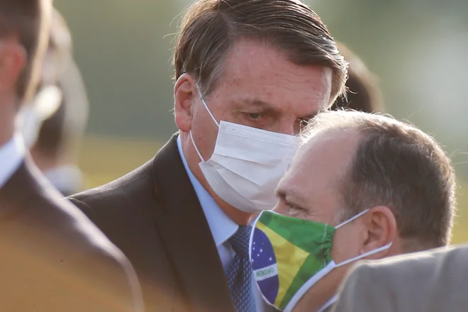 Brazilski predsednik Jair Bolsonaro medtem, ko se država spopada z velikim številom obolelih za covidom-19, nagovarja svoje podpornike, naj se infiltrirajo v bolnišnice in dokažejo, da v njih ni toliko okuženih, kot kažejo statistike. FOTO: Adriano Machado/Reuters