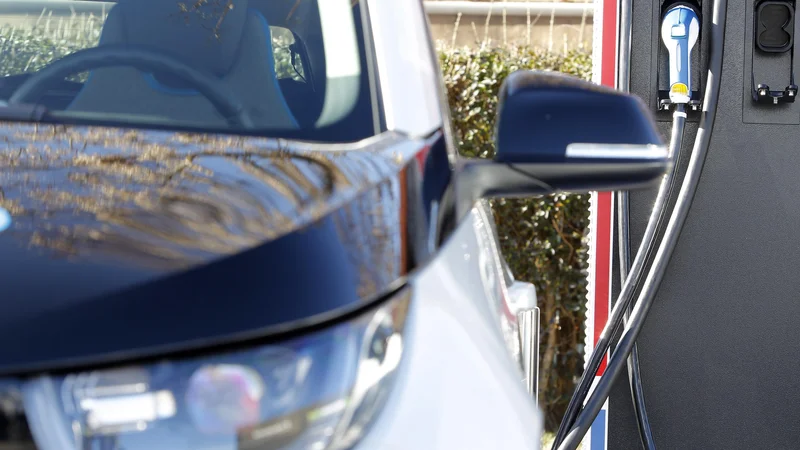 Fotografija: Za uveljavitev električnega pogona je tako kot ponudba električnih avtomobilov pomembna infrastruktura javnih polnilnic. Različni načrti za njeno širitev se pripravljajo tudi pri nas. Foto Mavric Pivk