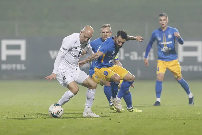 Olimpijin kapetan Tomislav Tomić (levo) in najboljši celjski igralec Mitja Lotrič sta tudi vodji moštev. FOTO: Leon Vidic/Delo