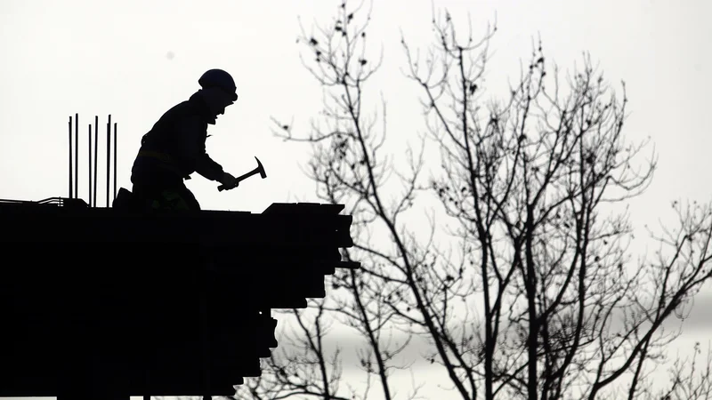 Fotografija: Gradbeni delavci niso edini, ki so v krizi prepuščeni dobri volji in etičnosti delodajalcev, med bolj izpostavljenimi so tudi gostinski delavci. Foto Roman Šipić