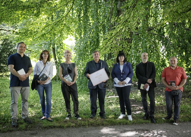 Na fotografiji (z leve) Branko Cestnik, Veronika Simoniti, Suzana Tratnik, Drago Jančar, Nataša Luša, Sebastijan Pregelj in Jiři Kočica.<br />
 Foto Blaž Samec