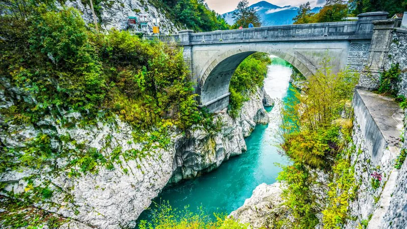 Fotografija: To je zlaganje zidakov z dveh bregov v loka, ki se bosta na sredini najbolj trdno spela. Najbolj trdni zidaki so ... FOTO:  Alexander Ugrin/Shutterstock