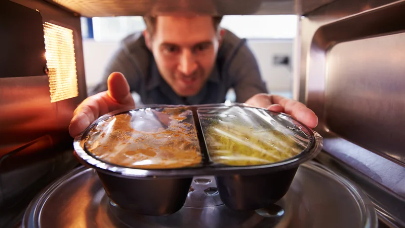 Fotografija: Danes ne na voljo nešteto različnih vrst praktičnih izdelkov. Ravioli iz pločevinke, zamrznjena pica, instant juhe ali že pripravljene solate najdete povsod v trgovini s hrano. FOTO: Shutterstock
