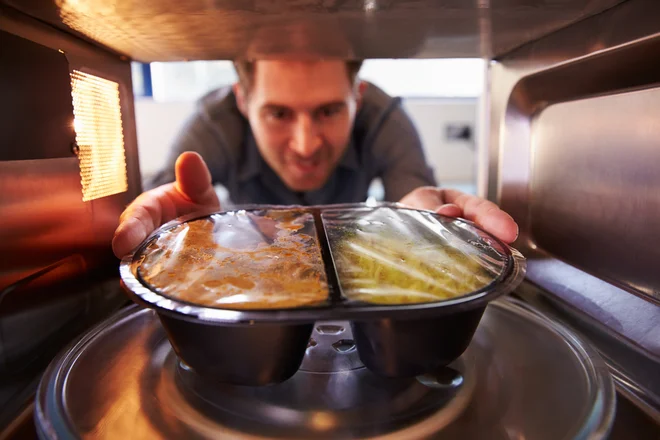 Danes ne na voljo nešteto različnih vrst praktičnih izdelkov. Ravioli iz pločevinke, zamrznjena pica, instant juhe ali že pripravljene solate najdete povsod v trgovini s hrano. FOTO:&nbsp;Shutterstock