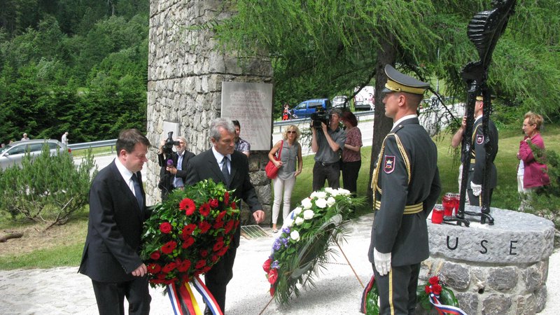Fotografija: Nekdanji francoski veleposlanik v Sloveniji Pierre-François Mourier in predstavnik nemškega veleposlaništva med polaganjem venca 13. junija 2015. FOTO: Marjana Hanc