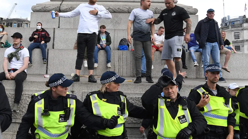 Fotografija: Protestniki zoper rasizem so se danes zbrali ob spomeniku admiralu Horatiu Nelsonu na londonskem Trafalgarskem trgu. FOTO: Daniel Leal-Olivas/AFP