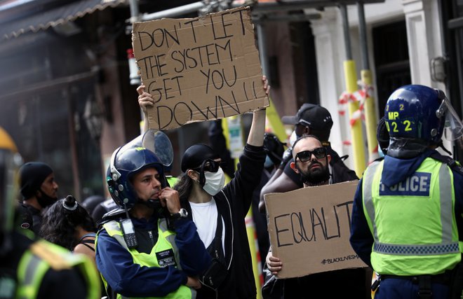 Podporniki gibanja Črna življenja štejejo danes v britanski prestolnici. FOTO: Simon Dawson/Reuters
