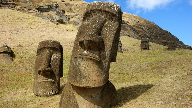 Fotografija: Kamniti kipi tehtajo več deset ton in so visoki dobrih deset metrov. Foto Shutterstock