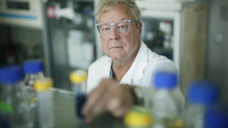 Fotografija: »Farmacevtska industrija v veliki večini temelji na delničarstvu in si zato nenehno prizadeva za večje dobičke. Žal,« pravi dr. Borut Štrukelj. FOTO: Jure Eržen