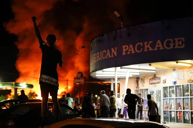 Protestniki so zanetili požar v restavraciji Wendy’s, kjer je v petek po strelu policista umrl 27-letni Rayshard Brooks. FOTO: Elijah Nouvelage Reuters