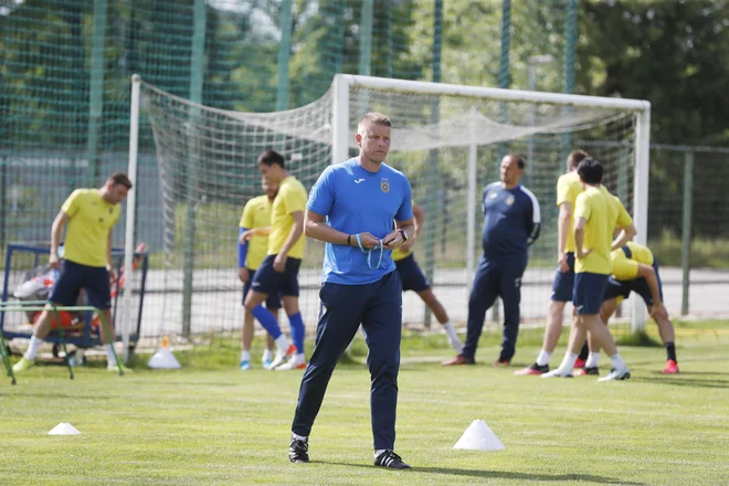 Po odhodu Simona Rožmana na Reko je trenerske vajeti Domžal prevzel Andrej Razdrh, ki pa mu ni uspelo utrditi moštva v sredini lestvice. FOTO: Leon Vidic/Delo