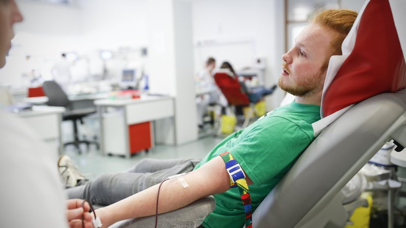 Fotografija: Študenti pogosto sodelujejo v krvodajalskih akcijah, ki jih za zavod za transfuzijo organizira Rdeči križ. FOTO: Uroš Hočevar