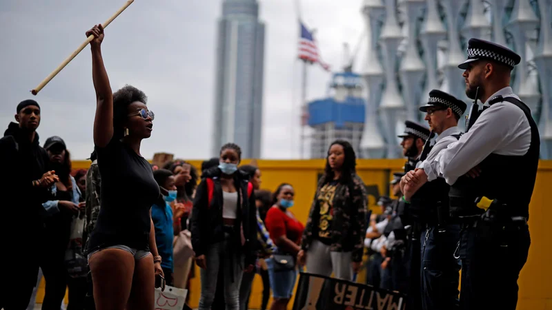 Fotografija: Protestniki pred ameriškim veleposlaništvom v Londonu so vzklikali gesla proti rasizmu. FOTO: Tolga Akmen/AFP