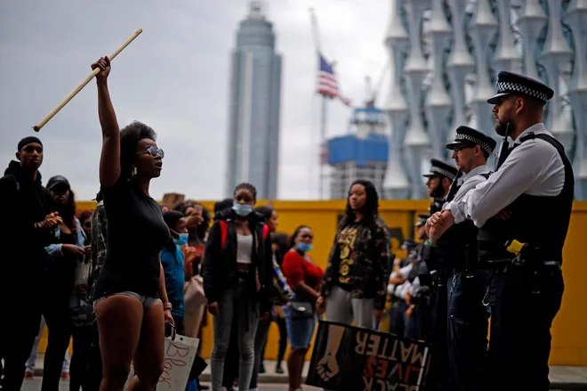 Protestniki pred ameriškim veleposlaništvom v Londonu so vzklikali gesla proti rasizmu. FOTO: Tolga Akmen/AFP