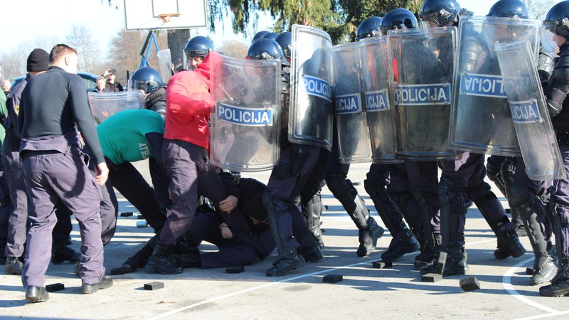 Fotografija: V Željnah je med dvema sprtima romskima tabora morala posredovati policija. Fotografija je simbolična. FOTO: Oste Bakal