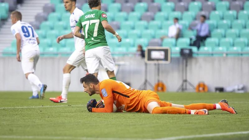 Fotografija: Matjaž Rozman je imenitno opravil svojo nalogo in spravljal v obup ljubljanske napadalce. FOTO: Voranc Vogel/Delo