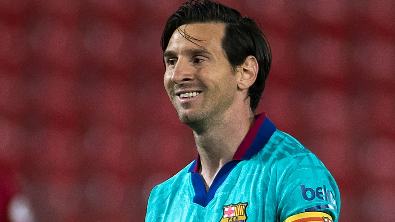 Lionel Messi je tudi po trimesečnem premoru predober za svoje čuvaje. V nekaterih akcijah ga nista mogla ustaviti niti dva. Foto Jaime Reina/AFP