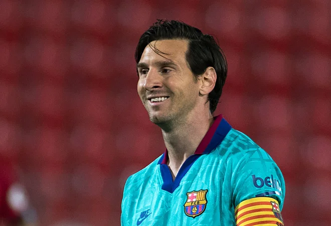 Lionel Messi je tudi po trimesečnem premoru predober za svoje čuvaje. V nekaterih akcijah ga nista mogla ustaviti niti dva. Foto Jaime Reina/AFP