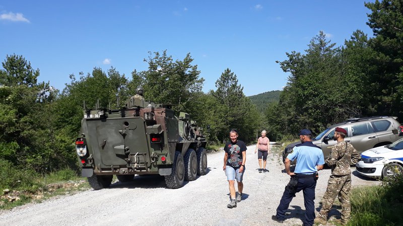 Fotografija: Vojska na meji pomaga policiji tudi z oklepniki. Foto Slovenska vojska