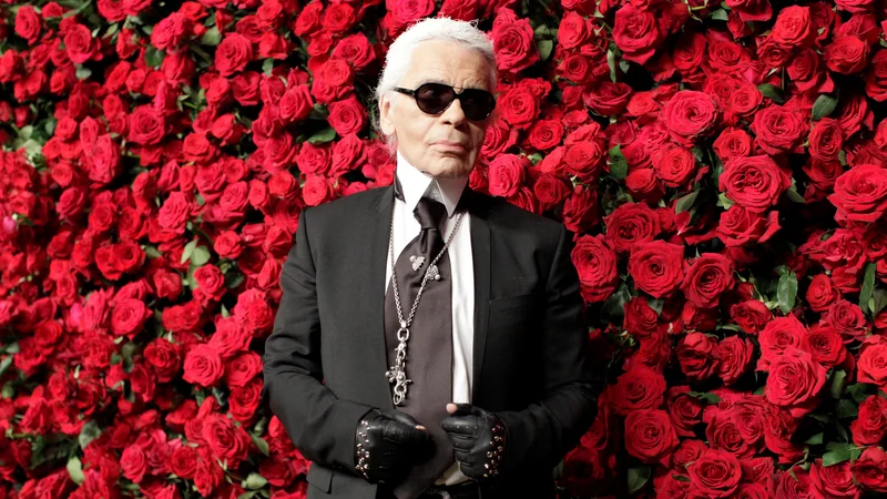 Fotografija: Ni pristajal na tabuje, na družbeno dogovorjeno obnašanje. Dovolil si je biti to, kar je. Kontroverzni modni oblikovalec Karl Lagerfeld, za nekatere genij, za druge klofuta feminizmu, je odšel 19. februarja 2019. FOTO: Kena Betancur/ Reuters