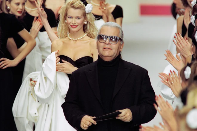 Karl Lagerfeld skupaj z nemškim top modelom Claudio Scihffer FOTO: Pierre Verdy/Afp